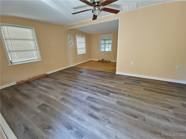 Foto del edificio - 6315 N Shorewood Dr