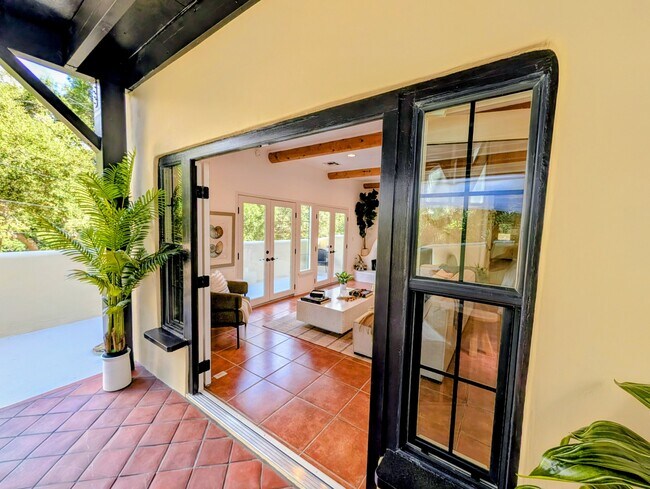 Excelente conexión con los espacios exteriores (lado sur). - 25648 Timpangos Dr