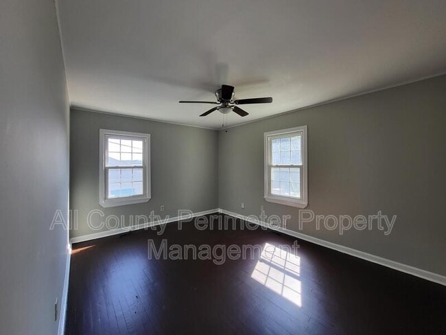 Building Photo - 211 Hipp St SW