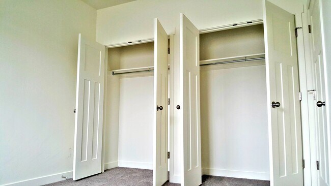 Large Closets - 674 W Meadow Dr
