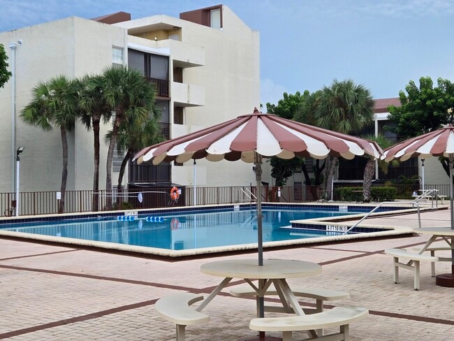 Community Pool - 8860 Fontainebleau Blvd