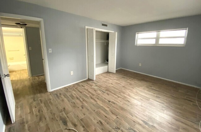 Building Photo - 2039 Hillview St