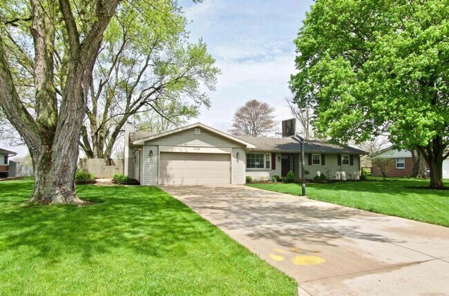 Building Photo - 3 bed 2 bath with attached garage and fenc...
