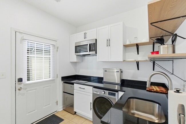 Building Photo - 613 Spectator Ave