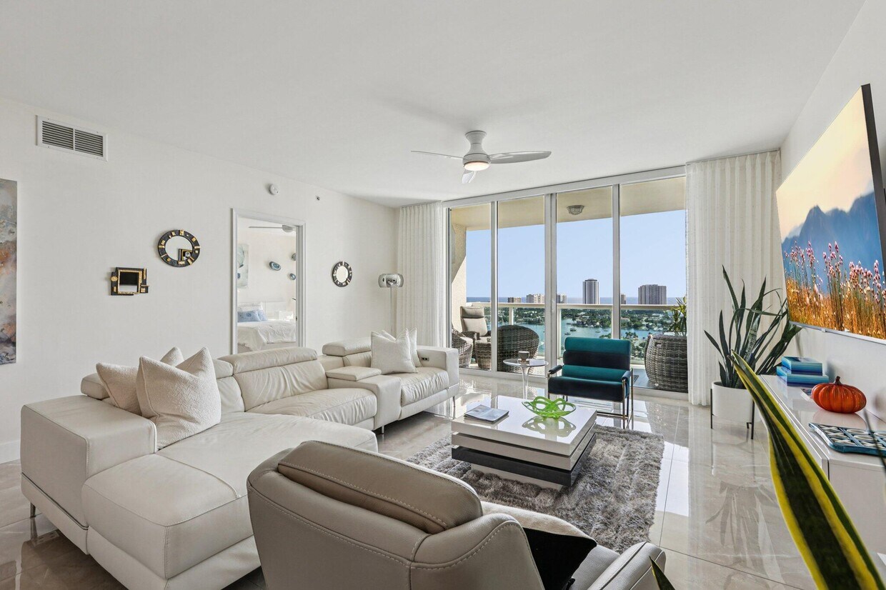 Foto principal - 2640 Lake Shore Dr
