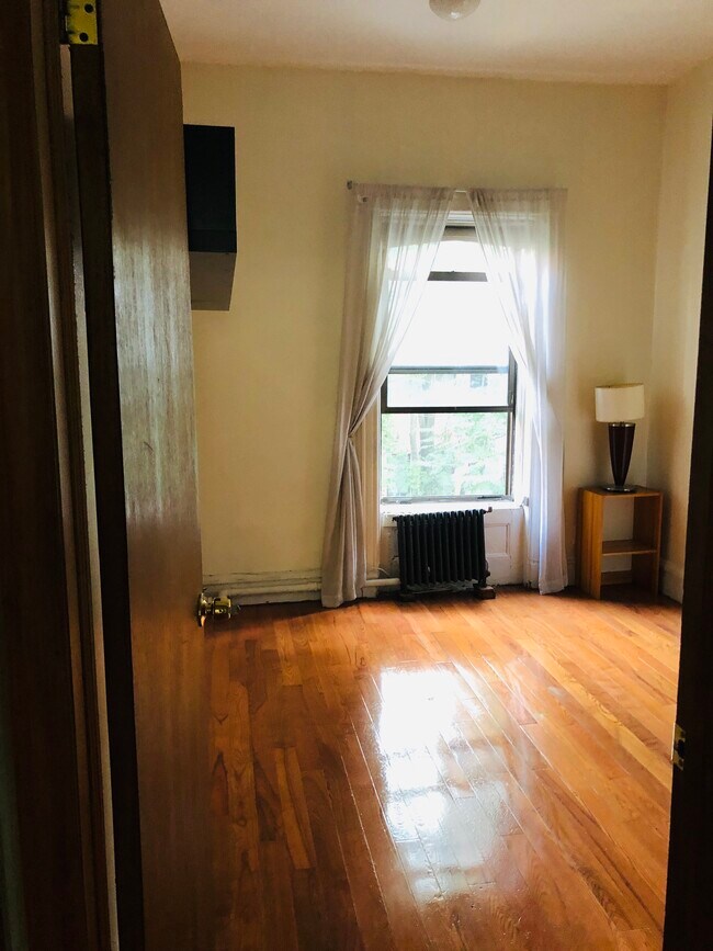 Building Photo - 156 W 92nd St