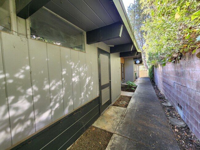 Building Photo - 2015 Cummings Dr