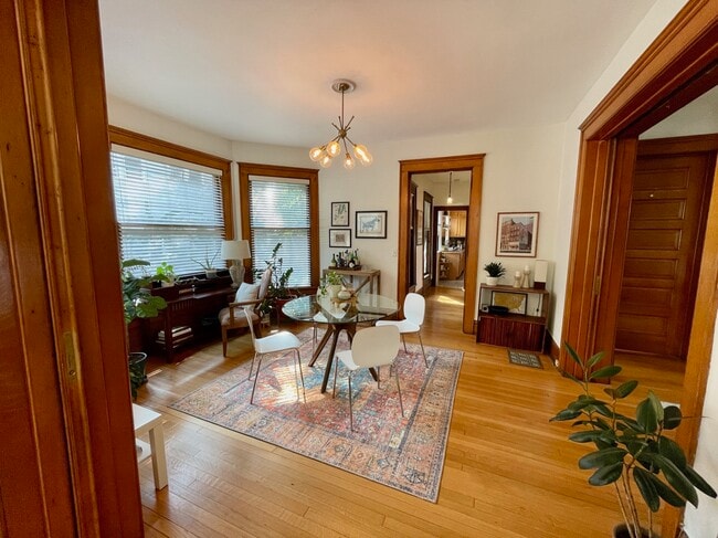 dining room - 735 Livingston Ave NE