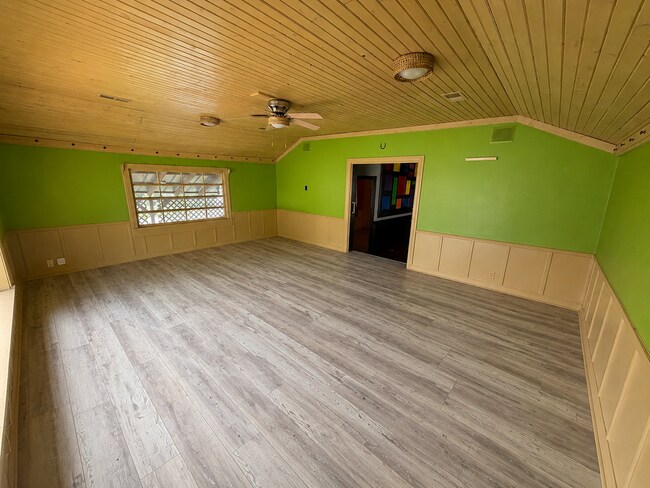 Foto del edificio - Character-Filled 2 Bedroom Home with Artistic Style