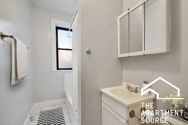 Foto del edificio - 1450 W Byron St