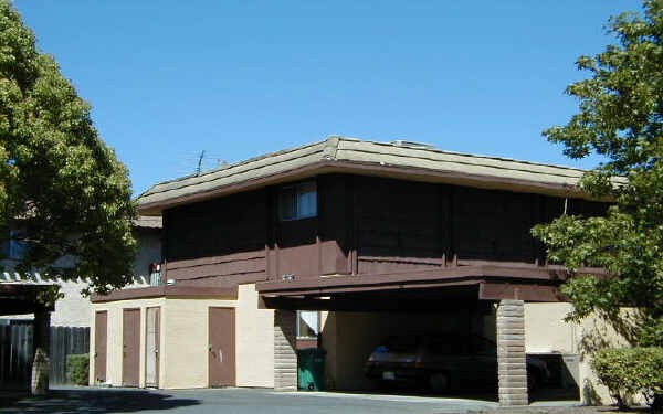 Building Photo - 667-673 S Freeway Dr