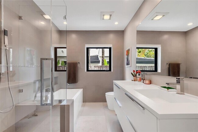 Foto del edificio - 548 NE 55th St