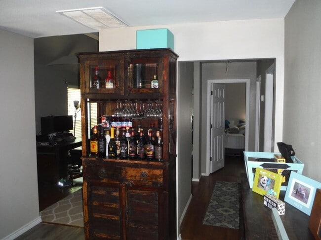 Foto del edificio - 816 E Texas St