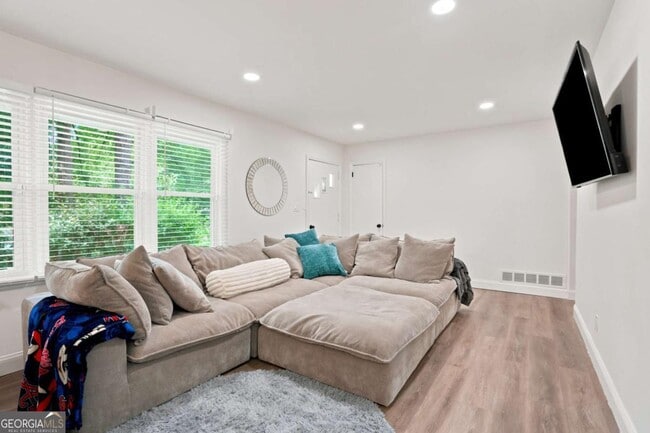 Building Photo - 581 Meadowbrook Dr SE