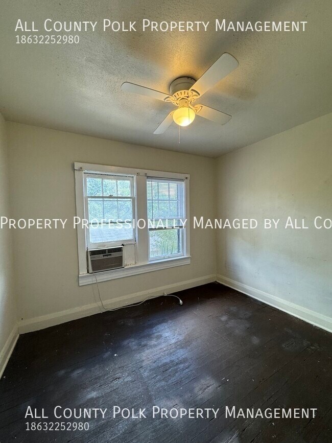 Building Photo - Upstairs 1 Bedroom Apartment in Downtown L...
