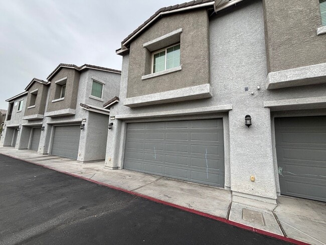 Building Photo - Beautiful Gated 3-Bed, 2.5-Bath Townhome in North Las Vegas!