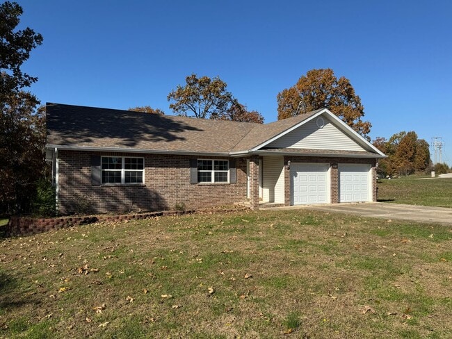 Building Photo - Freshly Painted Beautiful 3 Bedroom, 2 Bat...