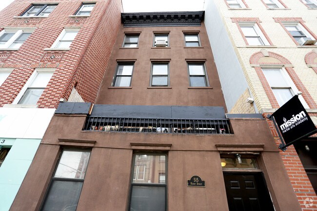 Building Photo - 515 Henry St