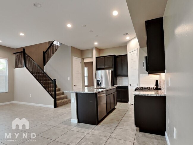 Foto del edificio - 4839 E Village Dr