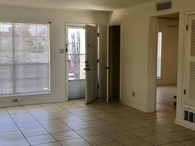 Building Photo - 6633 Amposta Dr