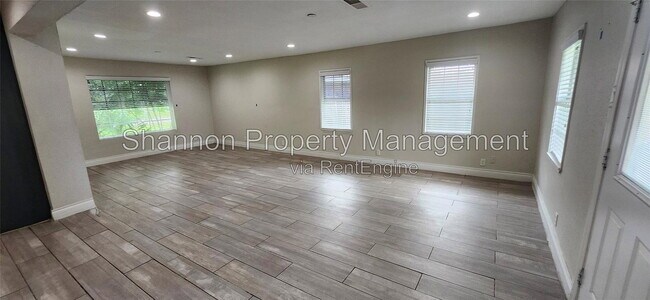 Foto del edificio - 5655 Meadow Creek Ln