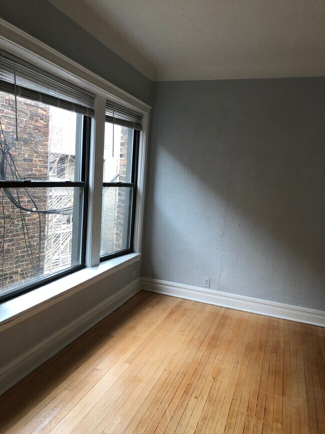 Foto del edificio - 815 W Belle Plaine Ave
