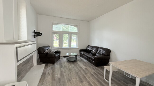 Building Photo - 567 Queens Ave