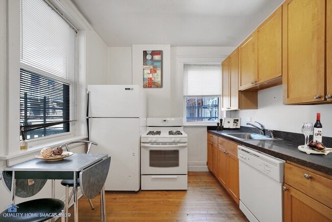 Building Photo - 2774 N Kenmore Ave