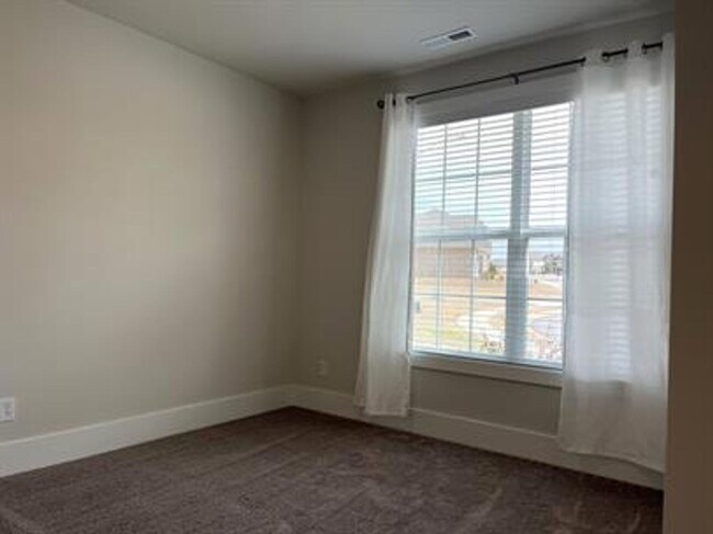 Building Photo - 154 Fernhill Dr NW