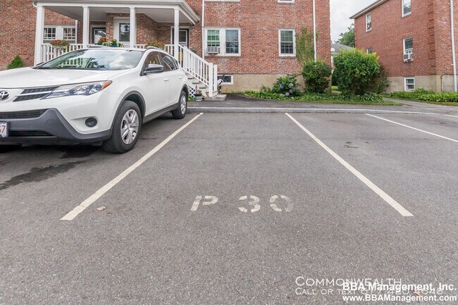 Foto del edificio - Chestnut Hill COndo 2 bed with 1 parking inc