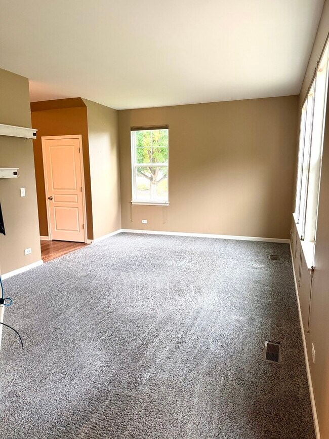 Building Photo - 1282 Newport Cir