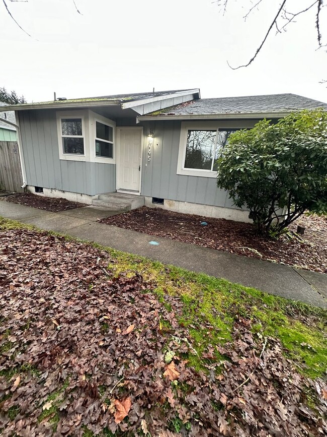 Building Photo - Beautiful Remodeled 3 Bed Room 1 and 3/4 B...