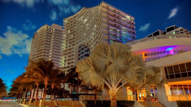 Building Photo - 3101 Bayshore Dr