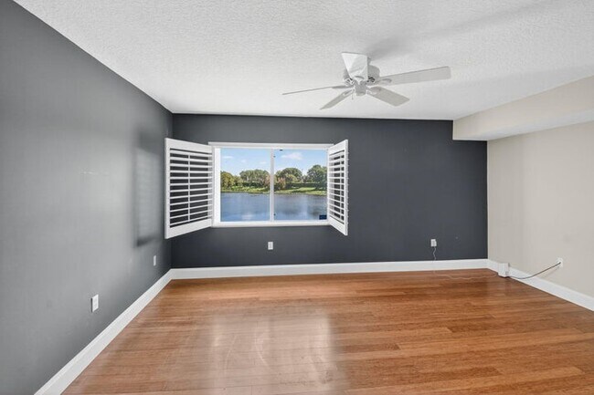 Foto del edificio - 5842 Crystal Shores Dr
