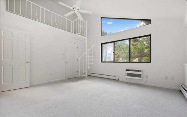 Dormitorio - 1465 E Putnam Ave
