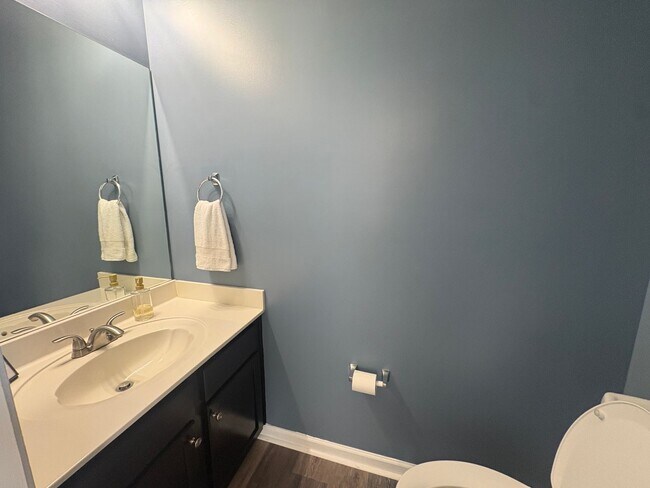 Foto del edificio - Modern & Spacious Townhome Beside Riverside High School!