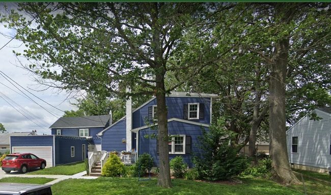 Building Photo - 123 S Oak Ave