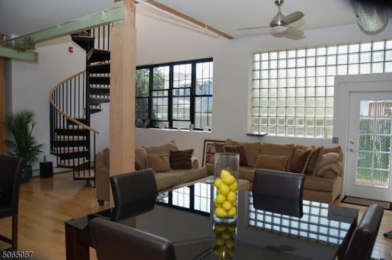 Foto principal - 988 Johnson Pl