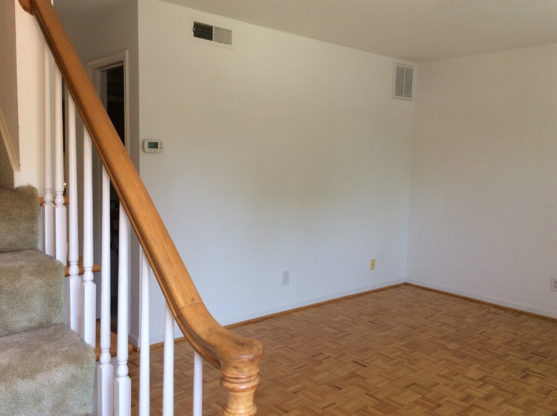 Building Photo - 1002 Willow Dr