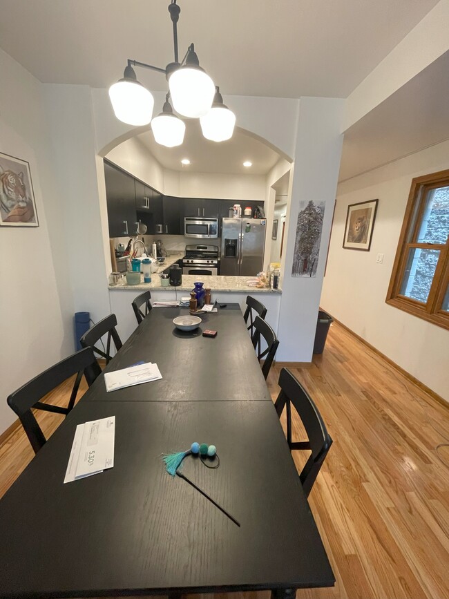 Dining Area - 1225 W Roscoe St