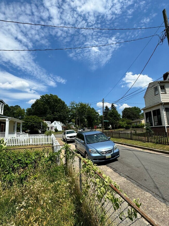 Building Photo - 2 bed house Rva North Side! PET FRIENDLY, ...