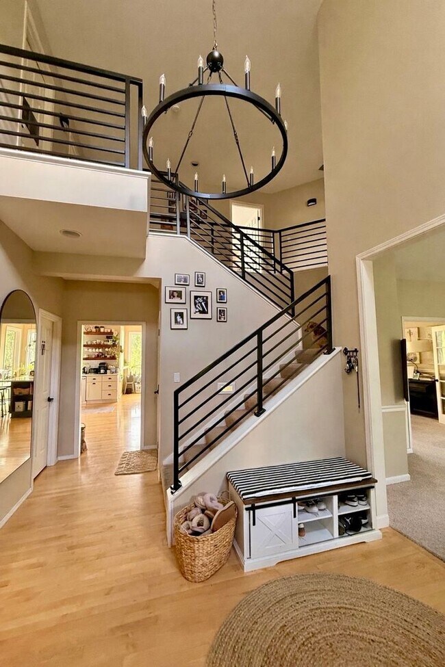 Foto del edificio - Beautifully Renovated 5 Bed + Bonus Room Home in Forest Heights with a Wrap-Around Porch, Designe...