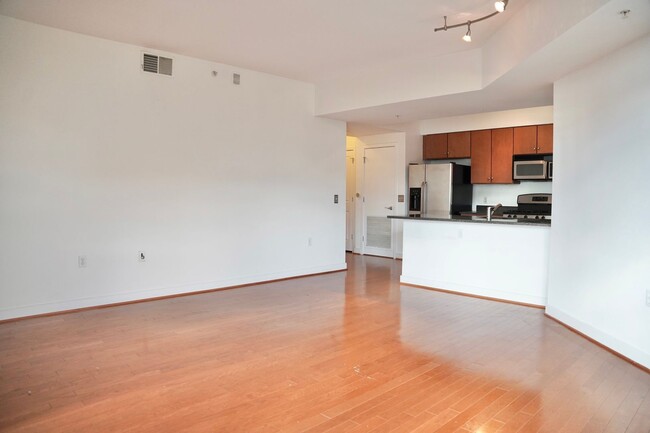 Foto del edificio - Amazing 1 BR/1 BA Corner Penthouse Condo i...