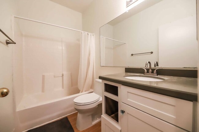 Building Photo - CUTE UPGRADED 3 BEDROOM CONDO IN HENDERSON!