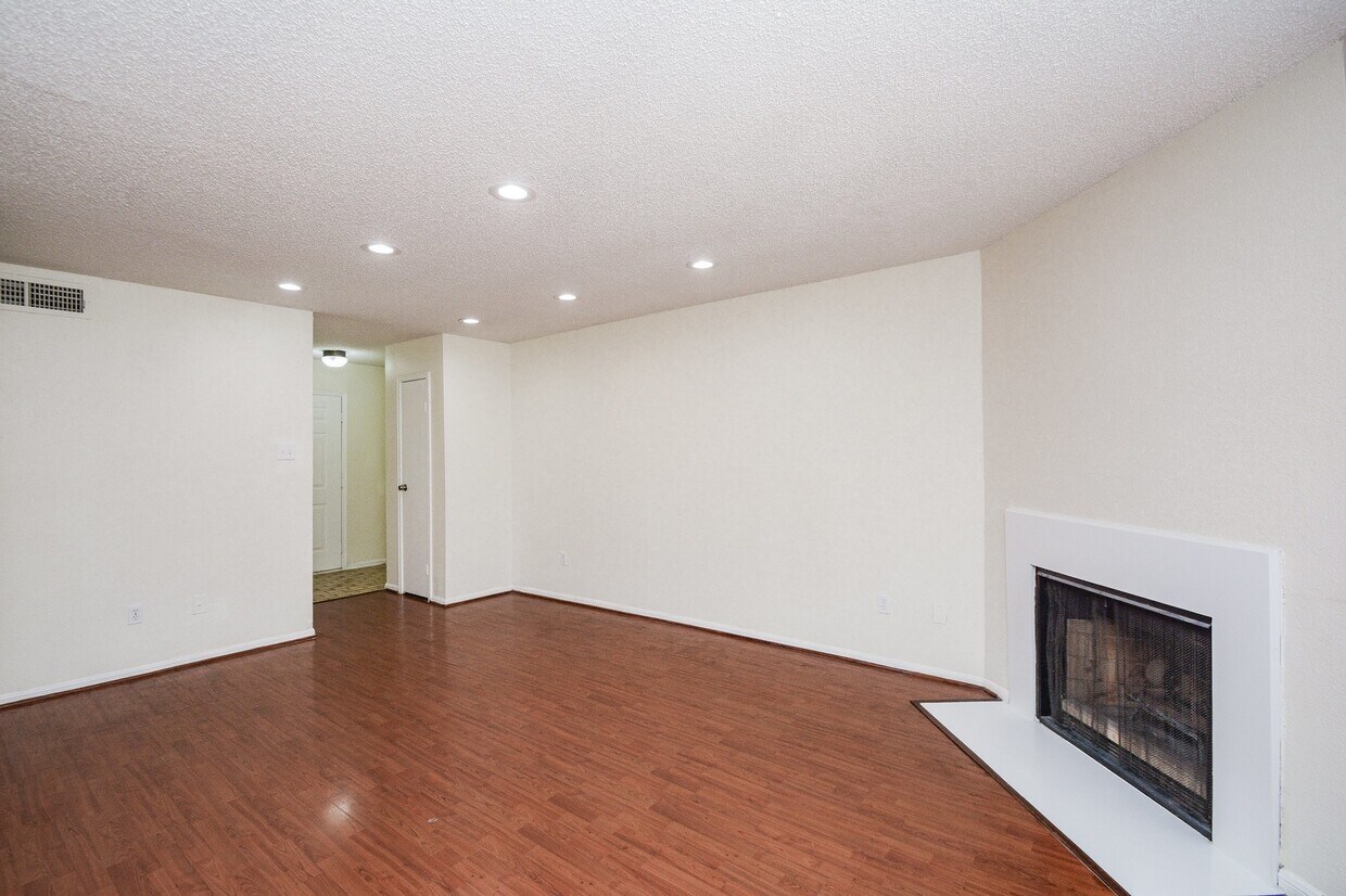 Primary Photo - 2120 El Paseo St