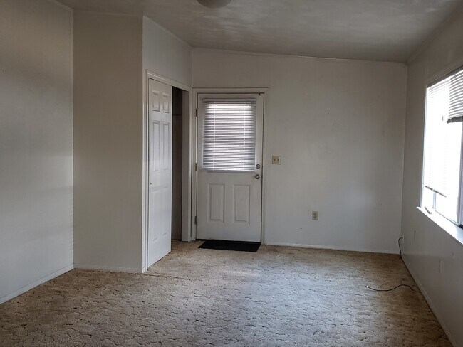 Building Photo - 2 Bedroom in Town