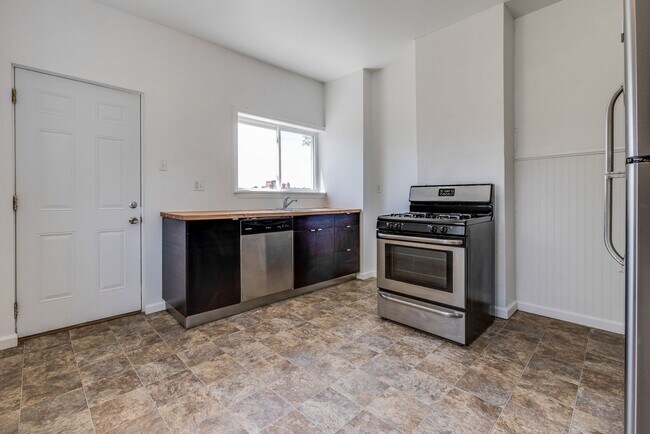Building Photo - AVAILABLE April 1st  - 2 Bedroom Home in Allentown!