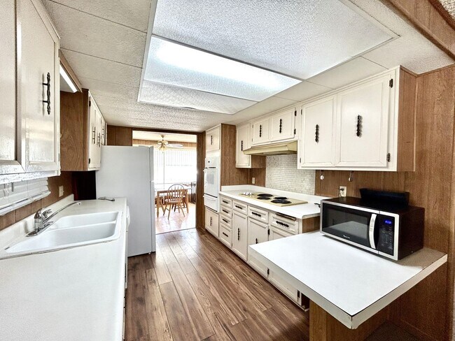 Building Photo - AVAILABLE NOW!! 2 Bed 2 Bath Home in Thous...