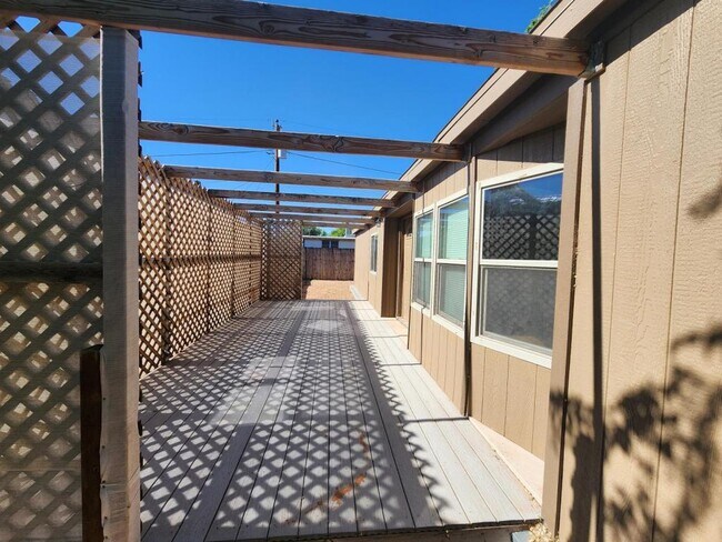 Building Photo - 209 Cypress Ave
