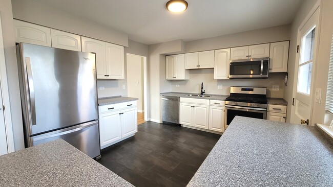 Building Photo - 1128 E Paddock Dr